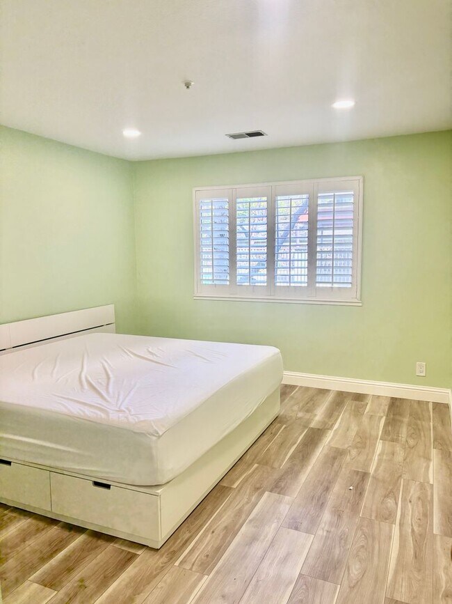 Building Photo - Walnut Creek 2 bed 2 bath gorgeous end unit on the first floor with garage!