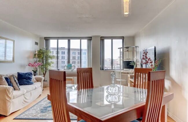 Building Photo - 100 Wells St