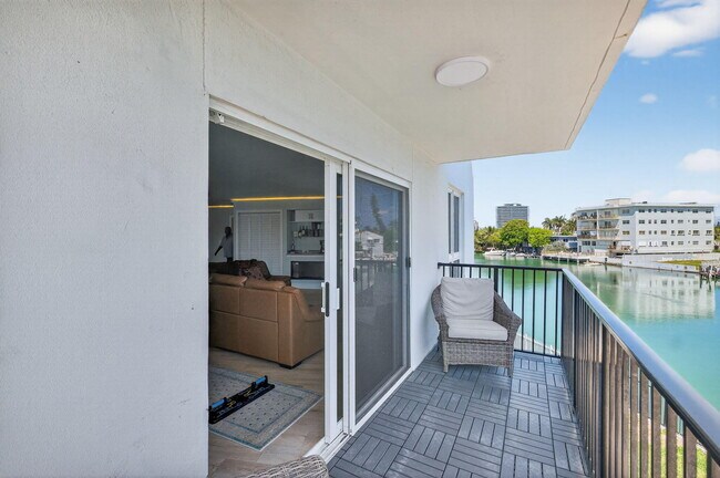 Building Photo - 8125 Crespi Blvd