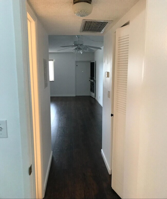 Building Photo - 700 Village Green Ct