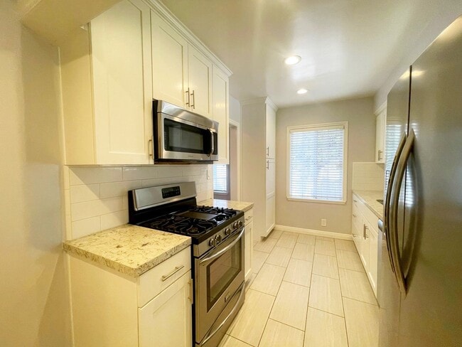 Building Photo - Beautiful Apartment in Small Duplex