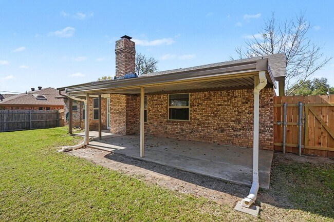 Building Photo - Move In Ready Home with Modern Updates Throughout