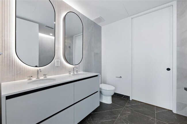 Building Photo - 610 Davis St