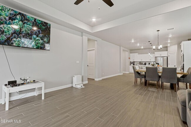 Building Photo - 824 Paseo Solar Dr