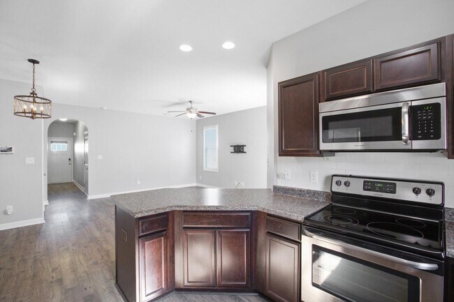 Building Photo - Townhome with Screened Porch!