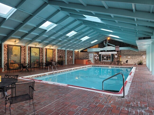 Building Photo - 2 Bedroom Condo - Greentree - Many Amenities!!