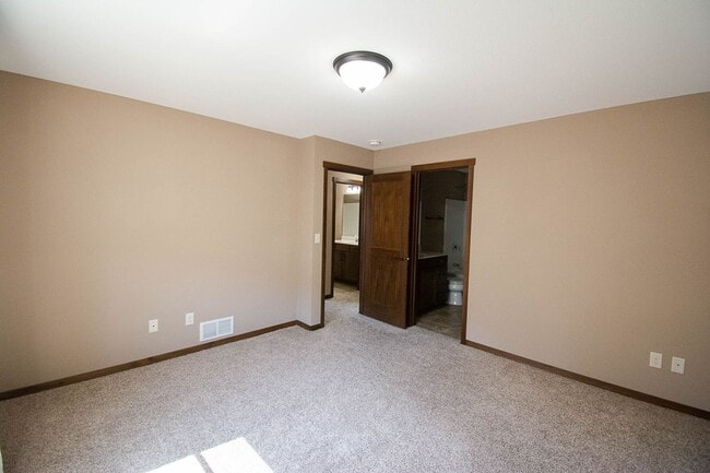 Building Photo - Move-In Ready NW Rochester Home with Finished Lower Level