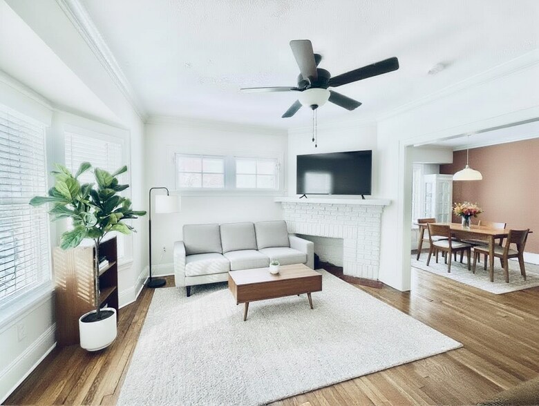 Building Photo - 1303 W 102nd St