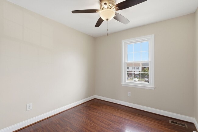 Building Photo - 1042B Margate Ct
