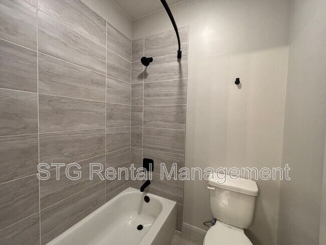 Building Photo - 840 Twin Lakes Dr
