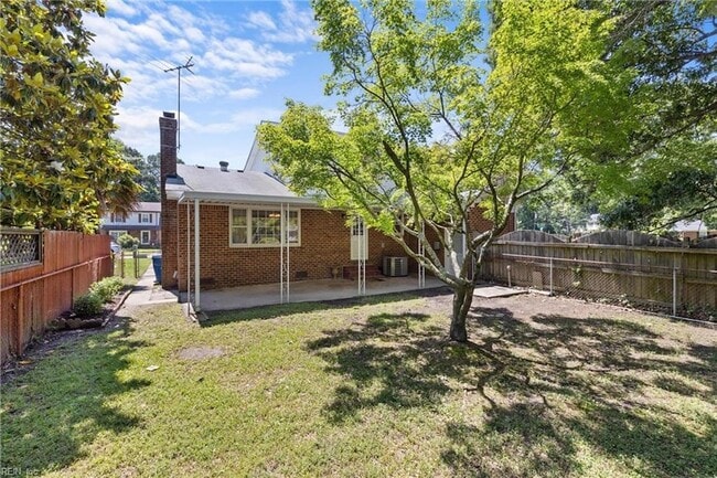 Building Photo - 703 Sir Walter Cir