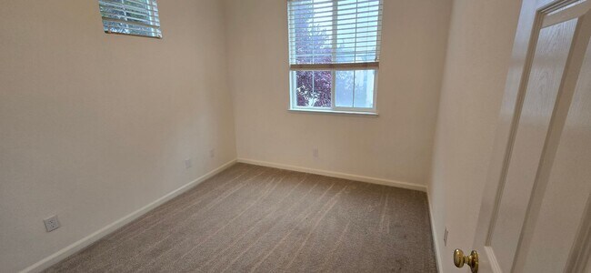 Building Photo - EPIC REA: 3 Bed/2.5 Bath Modern Comfort in a Prime Fairfield Location!