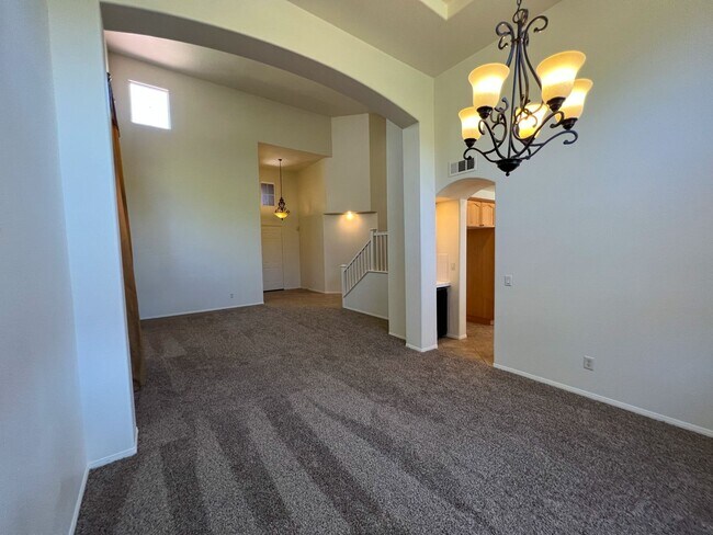 Building Photo - Spacious 4 Bedroom 3 Bathroom Home with 3 ...