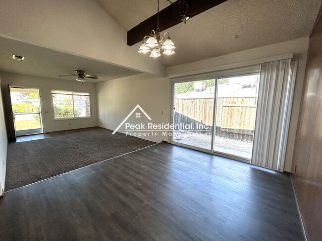 Building Photo - Orangevale 2bd/1ba Duplex with Garage