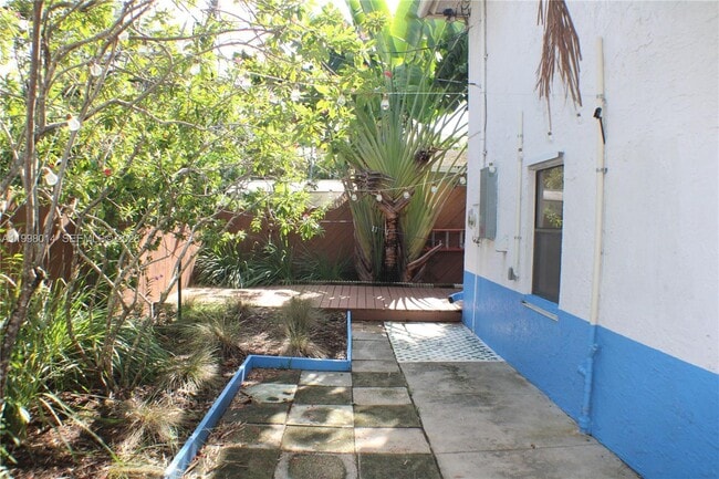 Building Photo - 1411 SW 24th Ct