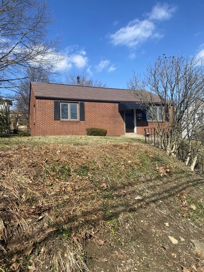 Building Photo - ADORABLE 2 BEDROOM / 1 BATH BRICK RANCH HOME - E McKEEPSPORT