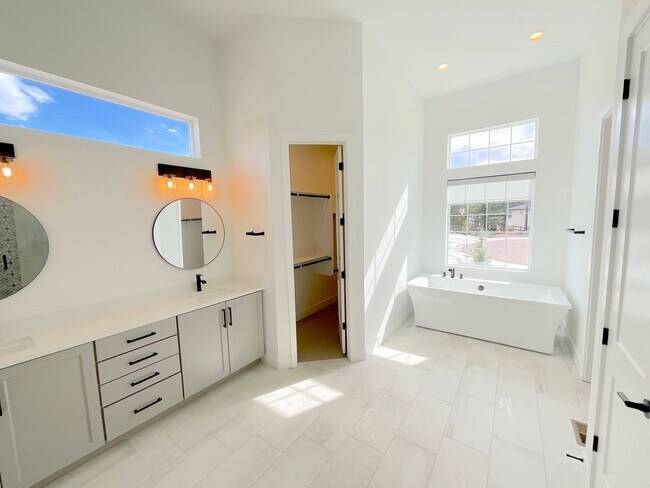 Building Photo - 5 Bedroom Home Available Near Baptist Rd &...