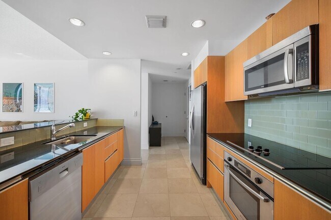 Building Photo - 1050 Brickell Ave
