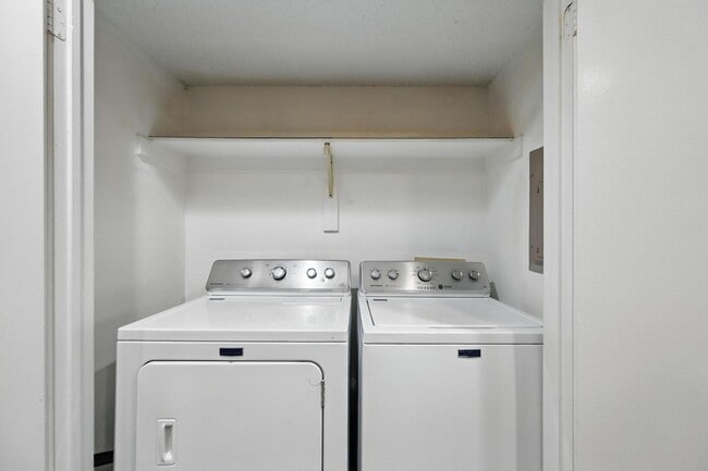 Building Photo - Beautiful 3 Bedroom Condo Overlooking The ...