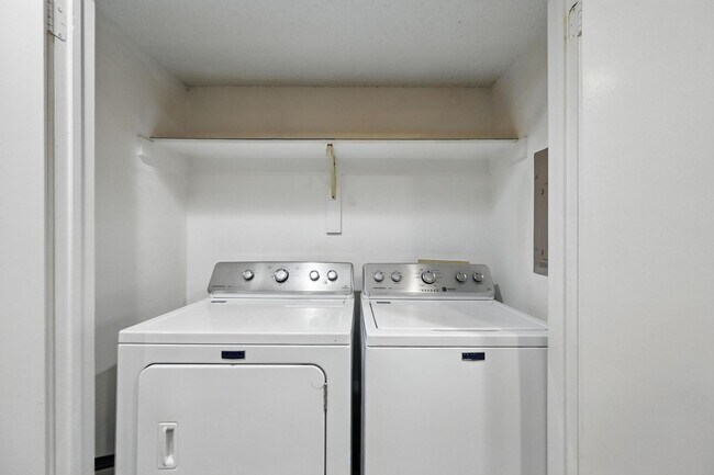 Building Photo - Beautiful 3 Bedroom Condo Overlooking The Canal!