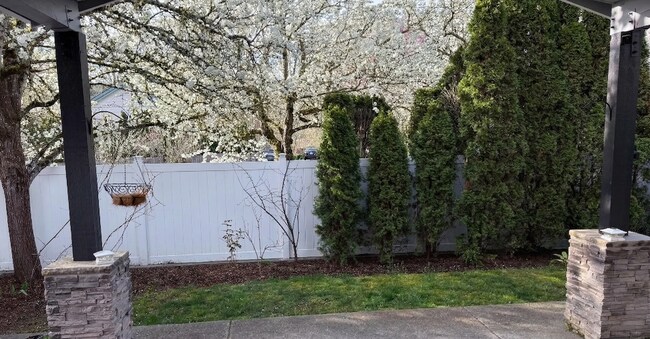 Building Photo - Spacious Single Family Home