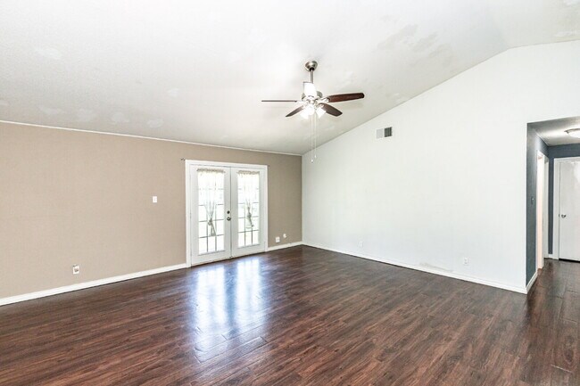 Building Photo - Sharp 3 Bedroom in LISD