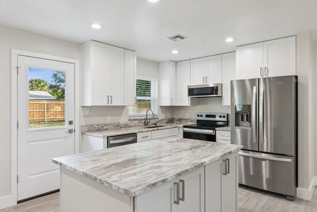 Building Photo - Fully Remodeled Winter Park Home