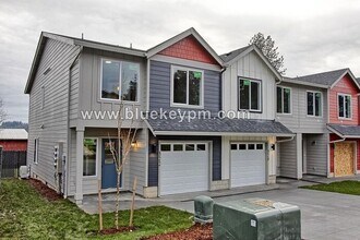 Building Photo - Unit 320: 3 Bed, 2.5 Baths Townhome in LaCenter