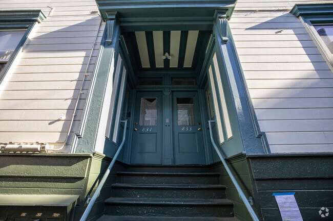 Entrance - 829-833 Union St