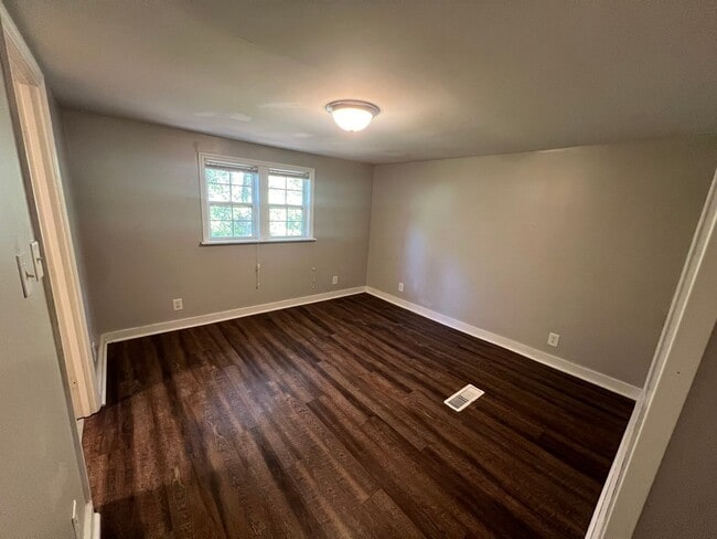 Building Photo - 3 bed 2 bath