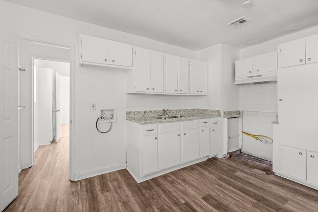 Building Photo - Beautiful 3 Bedroom 2 Bathroom
