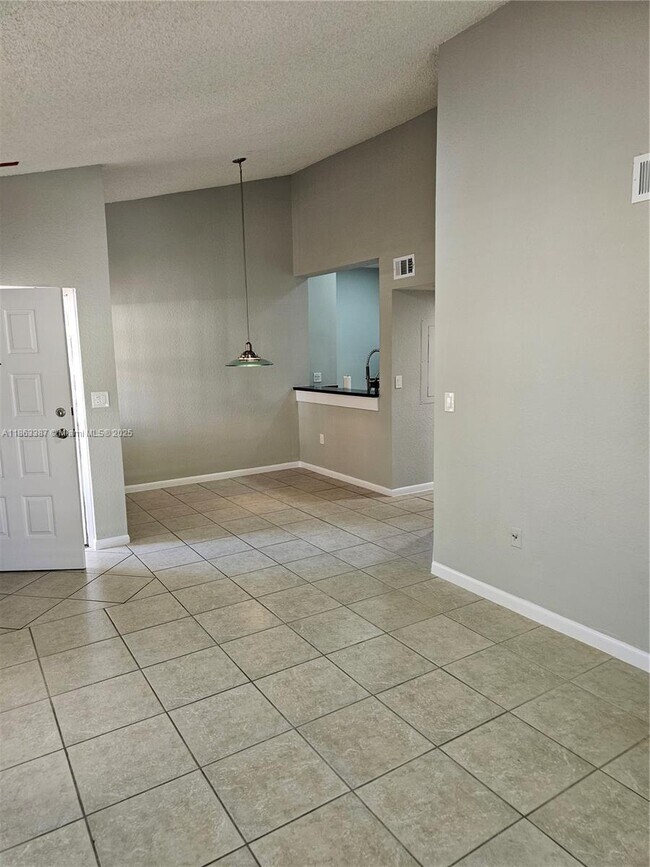 Building Photo - 2811 N Oakland Forest Dr