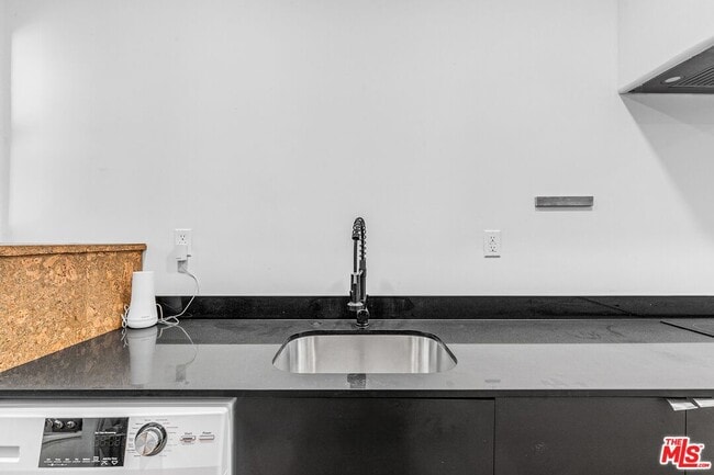 Building Photo - 246 Columbia Pl