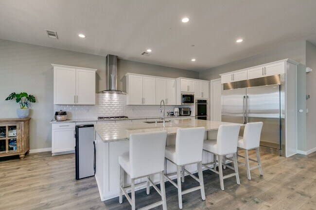 Building Photo - Luxury Rental with Mountain Views in Gated Henderson Community