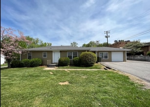 Building Photo - 1604 E 9th St