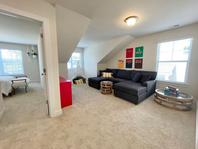 Building Photo - Cardinal | 4 Bed 2.5 Bath | Garage | 1895 sf | $2959-$3255 | 8, 9, 10, 12, 14, and 15 month lease...