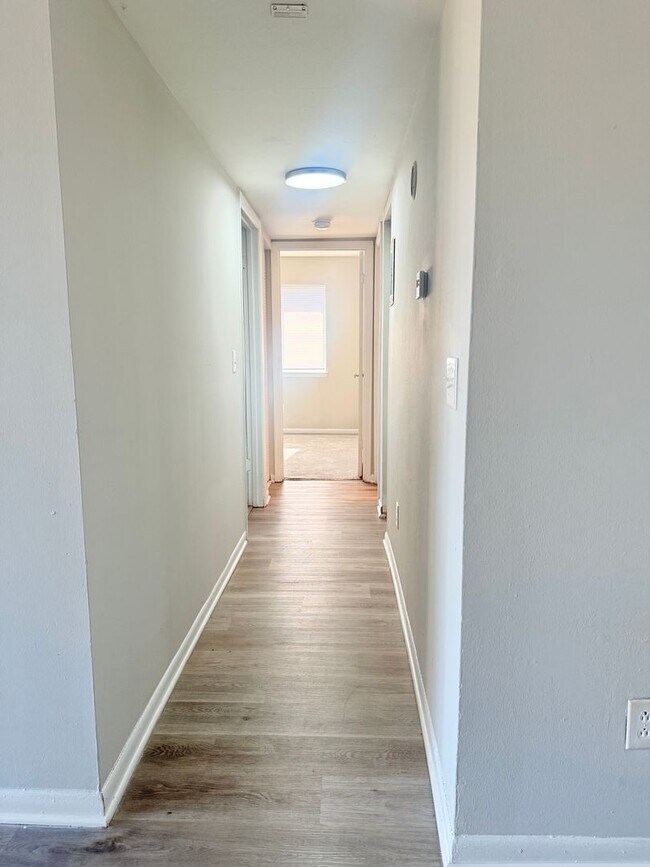 Building Photo - Large 2 bedroom!
