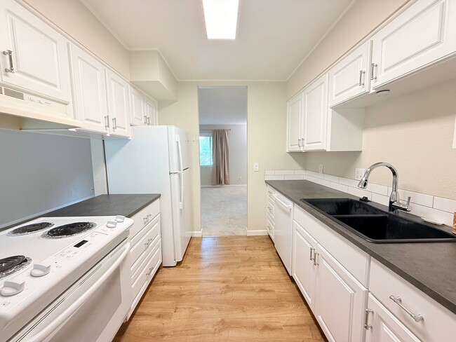 Building Photo - Super Cute 2 Bedroom Condo in Tigard!!! Water, Sewer and Garbage Included!!!