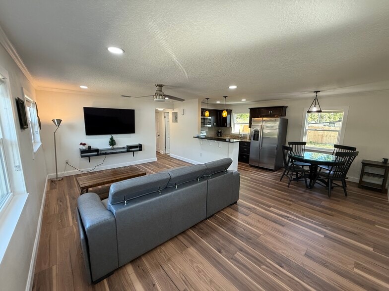 Building Photo - 709 Suzette Dr