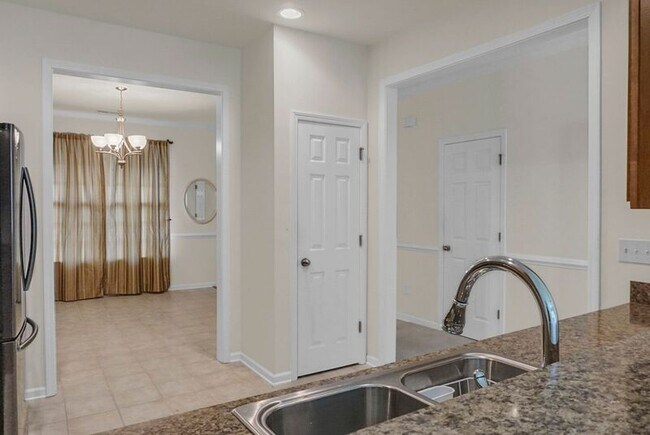 Building Photo - 215 Hemingway Cir