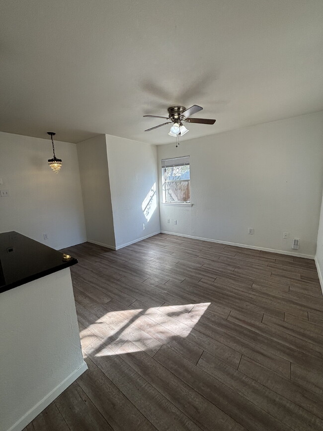 Building Photo - Charming, Updated 2 bed, 1 bath Duplex in ...