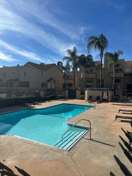 Building Photo - 2046 S Bon View Ave