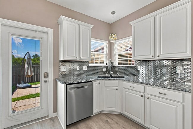 Building Photo - 2055 Hemlock Dr