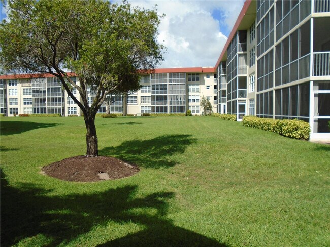 Building Photo - 3165 NE 48th Ct