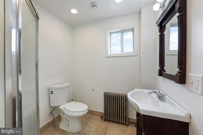 Building Photo - 528 E Elm St