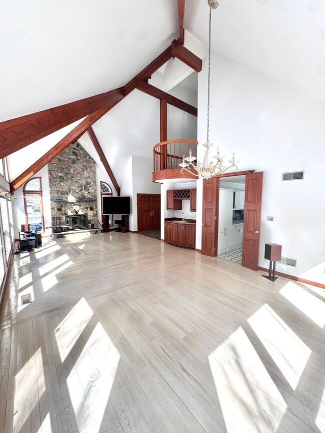 Building Photo - GRAND FIVE BEDROOM HOME