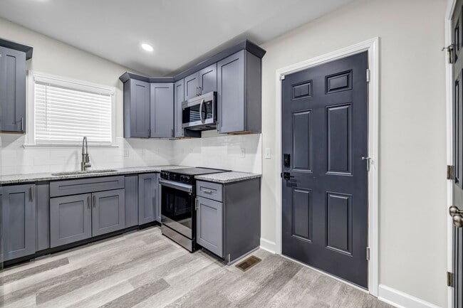 Building Photo - CHARMING 4 BEDROOM BUNGALOW IN THE HEART O...