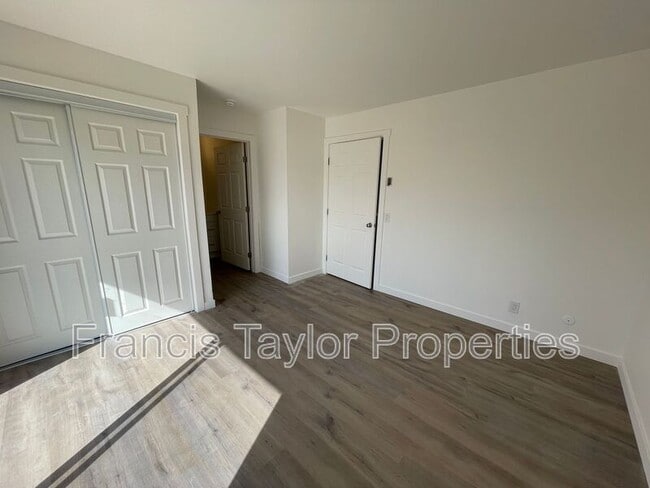 Building Photo - 424 Plymouth Dr