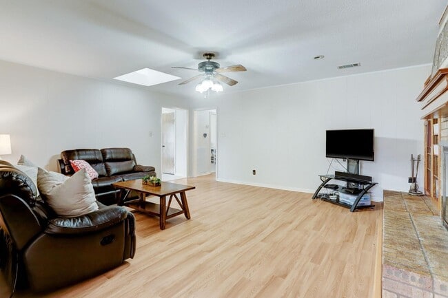 Building Photo - Spacious home on 1/3 of an acre w/ BONUS F...