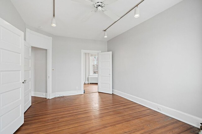 Building Photo - Beautiful Two Bedroom + Den on Biltmore St...